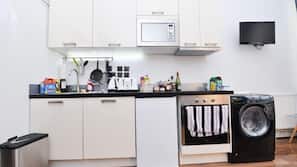 Réfrigérateur, micro-ondes, fourneau de cuisine, bouilloire électrique