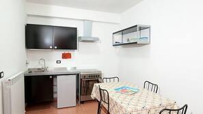 Forno, piano cottura, pentole/stoviglie/utensili, freezer