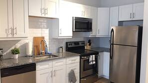 Full-sized fridge, microwave, oven, hob