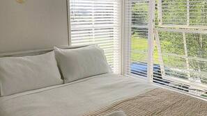 Premium bedding, desk, iron/ironing board, free WiFi