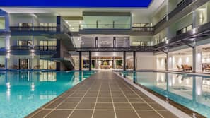 2 piscines extérieures