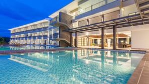 2 piscines extérieures