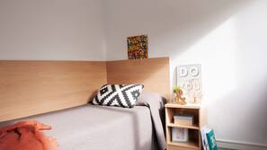 Escritorio, cortinas opacas, tabla de planchar con plancha y wifi gratis