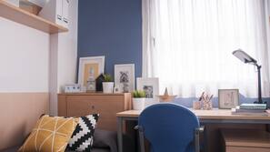 Escritorio, cortinas opacas, tabla de planchar con plancha y wifi gratis