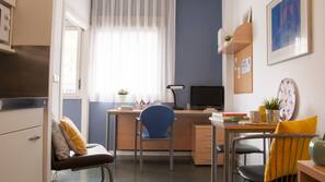 Escritorio, cortinas opacas, tabla de planchar con plancha y wifi gratis