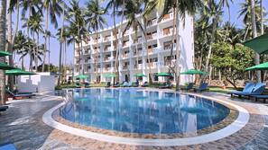 2 outdoor pools