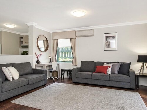 Executive Two Bedroom Apartment With Swimming Pool Spa In