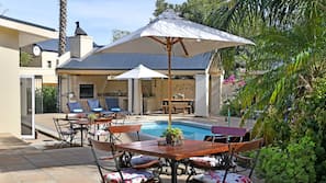 2 piscines extérieures, cabanons gratuits, parasols de plage
