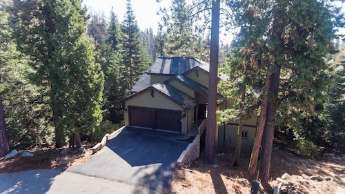 Great Place to stay Tree Top Lodge- Sleeps 8 Adults + Kids, 2 Master King Beds , 2 Queen, Big Game r near Shaver Lake 