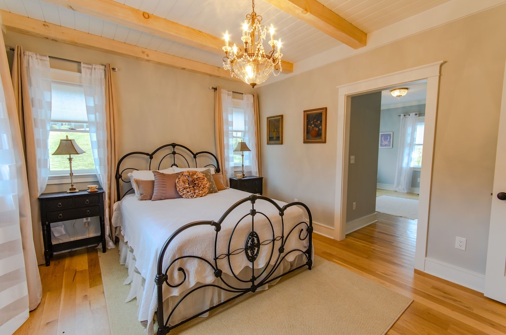 Private Pond!! Drink in the Beauty! Hiraeth Hill Cottage. Asheville