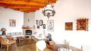 Flat-screen TV, fireplace, DVD player