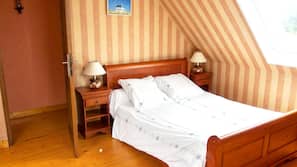 3 bedrooms, desk, iron/ironing board, free WiFi