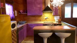 Réfrigérateur, micro-ondes, fourneau de cuisine, lave-vaisselle