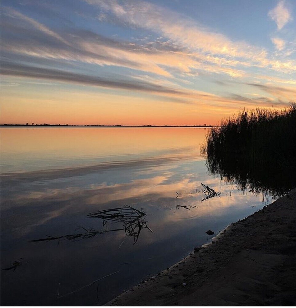 Luxurious modern lakefront cottage in Grand Beach Manitoba Deals