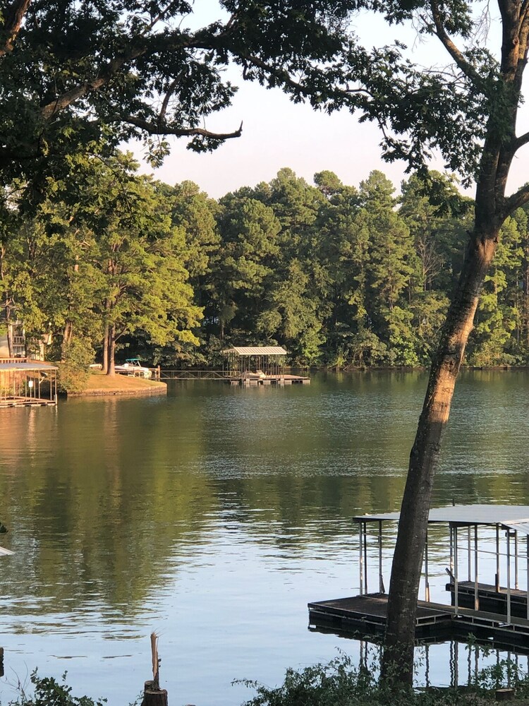 Lake Hamilton House: Boat Slip, WiFi, Outside Kitchen, Firepit & 4 Decks!