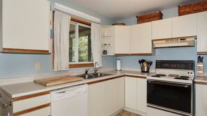 Fridge, microwave, stovetop, dishwasher