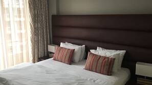 2 bedrooms, Egyptian cotton sheets, premium bedding, desk