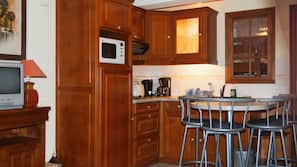 Fridge, microwave, stovetop
