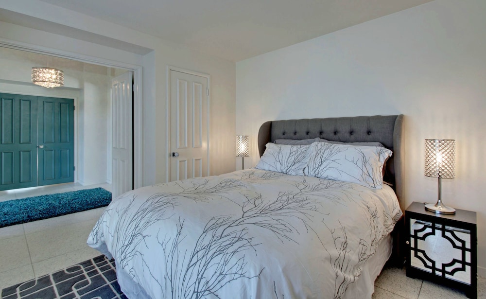 Sunny MidCentury Modern Beauty! Stunning Pool, Spa Mountain Views