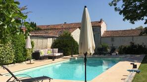Piscine extérieure, chaises longues