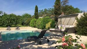 Piscine extérieure, chaises longues