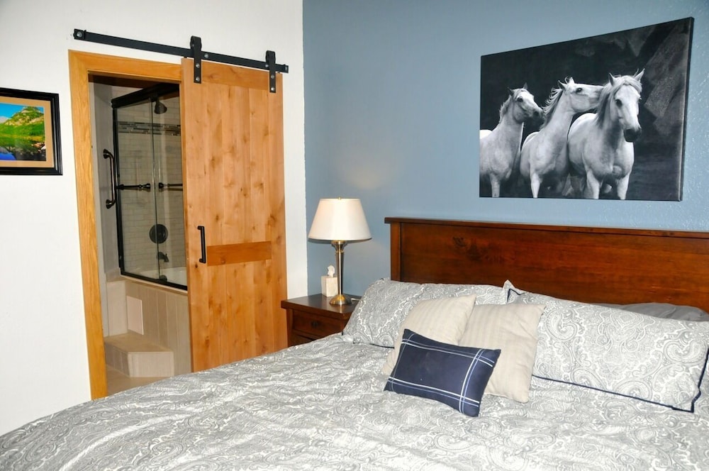 Steps from the gondola and ski school in the heart of Lionshead Village