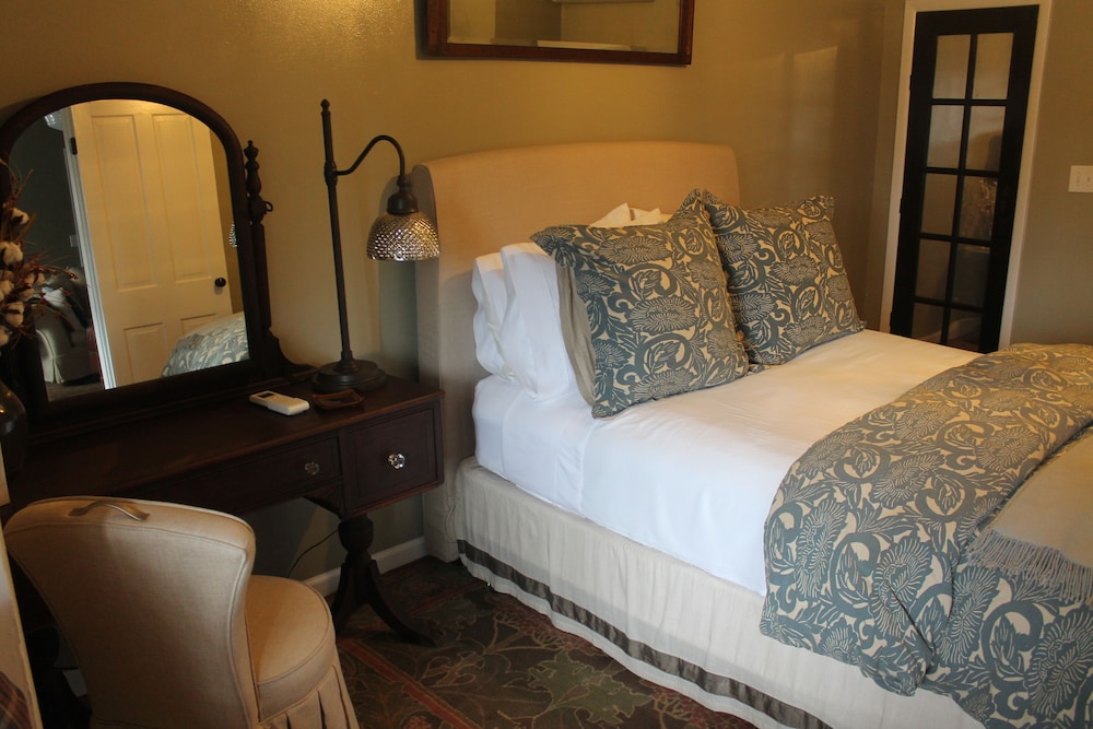 DayHike the Waterfalls of North GA stay Comfy and Cozy at night