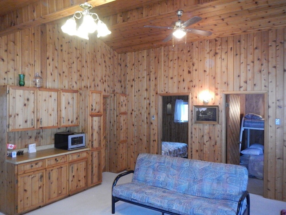 Spacious 4 season Lake Front Cabin Rental 1 hour north of Winnipeg