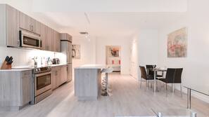 Full-sized fridge, microwave, oven, hob