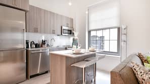 Full-sized fridge, microwave, oven, hob