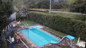 Una piscina al aire libre