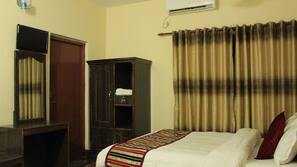 Desk, iron/ironing board, rollaway beds, free WiFi
