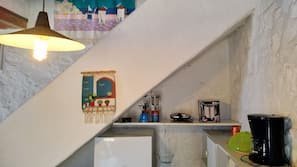 Fridge, oven, stovetop, coffee/tea maker