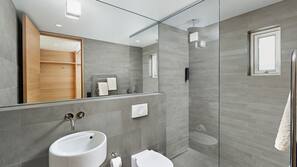 Douche, articles de toilette gratuits, sèche-cheveux