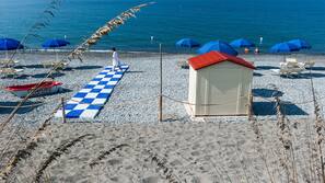 Spiaggia privata, sabbia scura