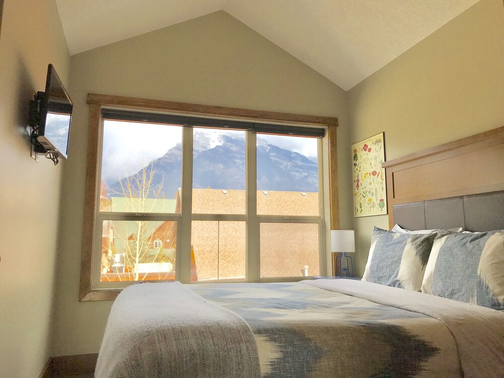 ⛰️ Canmore Mountain Retreat; 3BDR, incredible views, walk to downtown ⭐
