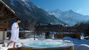 Outdoor spa bath