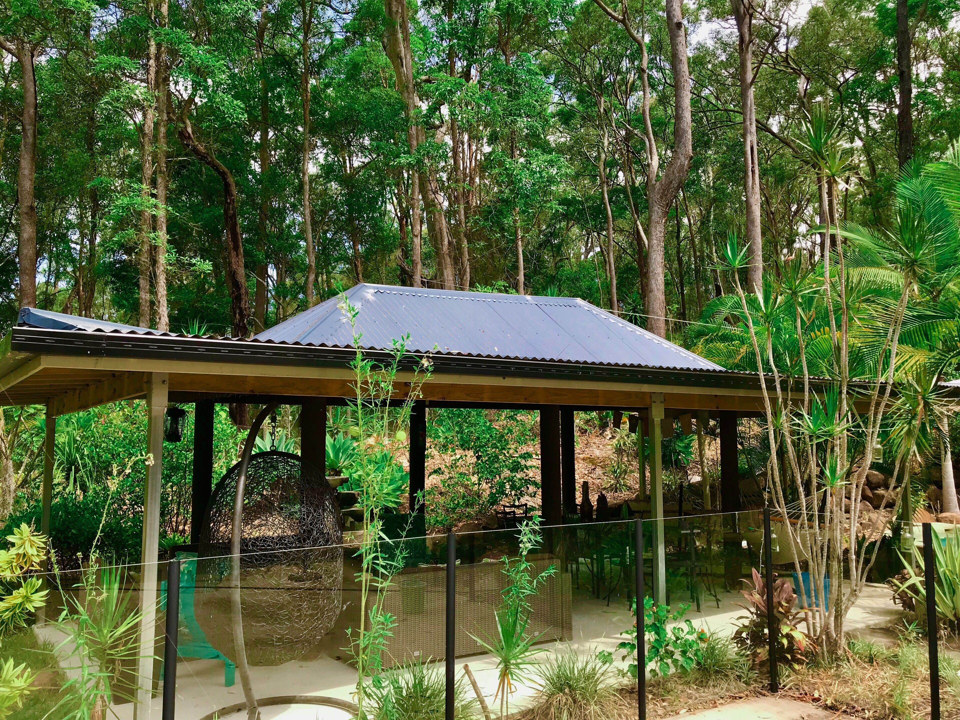 Forest Setting, Pool, Cabana, Large Bath, Netflix/foxtel/wifi, King Size Bed