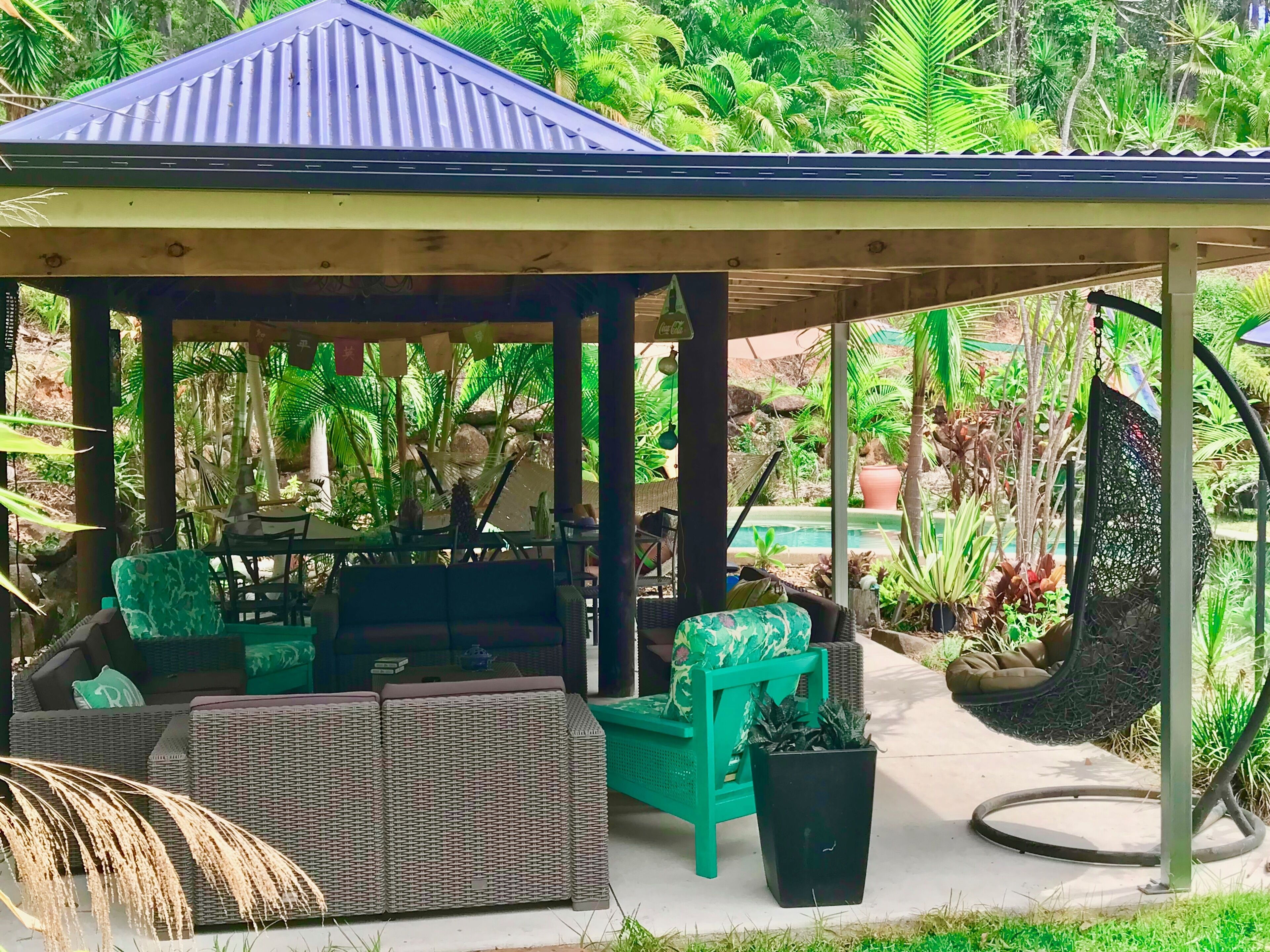 Forest Setting, Pool, Cabana, Large Bath, Netflix/foxtel/wifi, King Size Bed