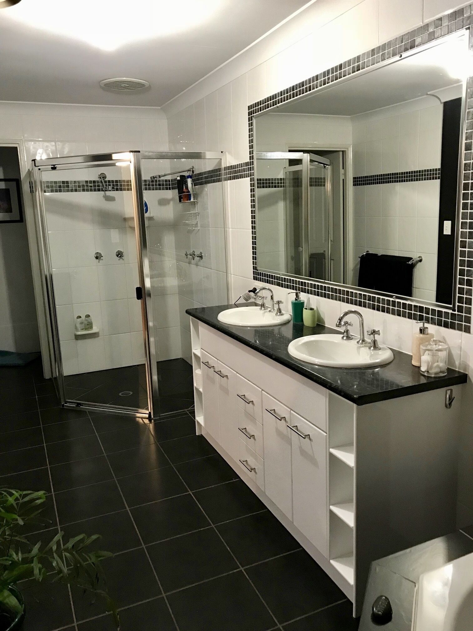 Forest Setting, Pool, Cabana, Large Bath, Netflix/foxtel/wifi, King Size Bed