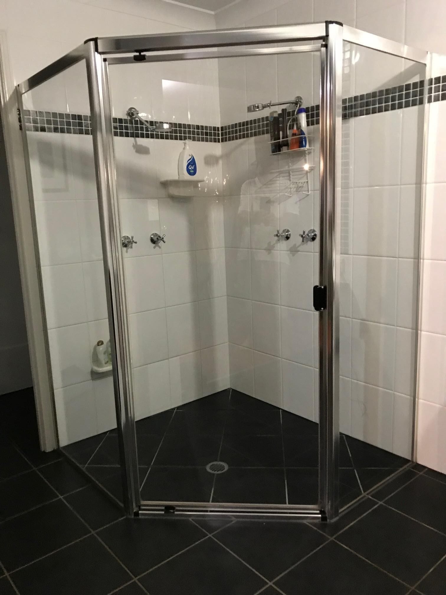 Forest Setting, Pool, Cabana, Large Bath, Netflix/foxtel/wifi, King Size Bed