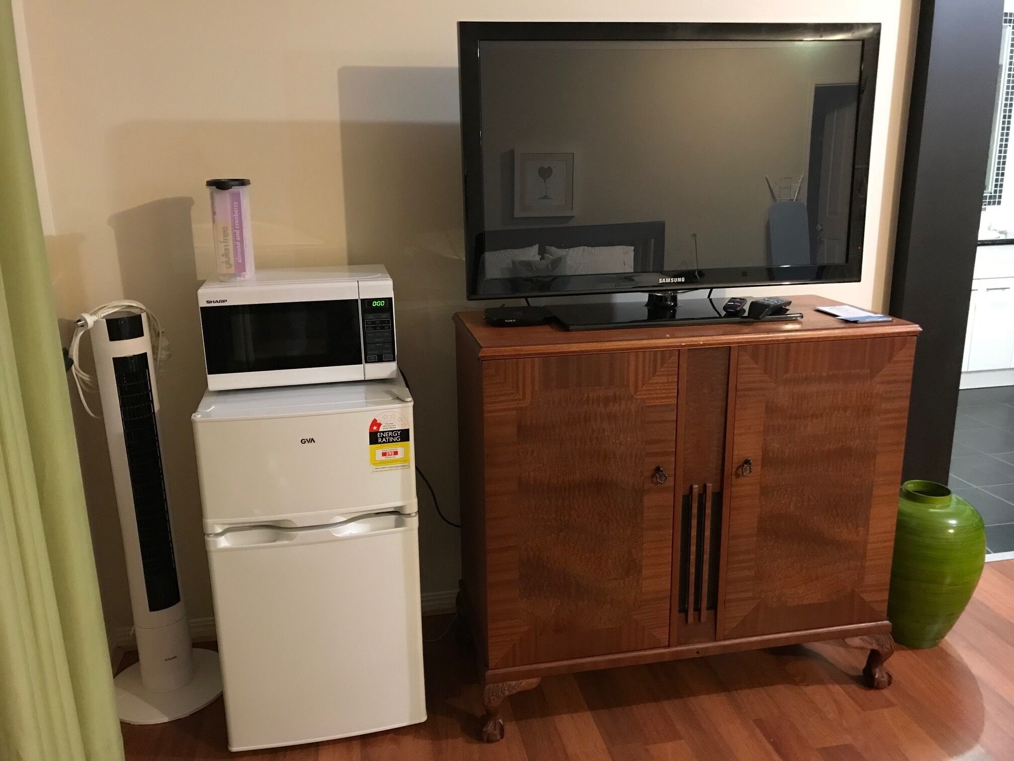 Forest Setting, Pool, Cabana, Large Bath, Netflix/foxtel/wifi, King Size Bed