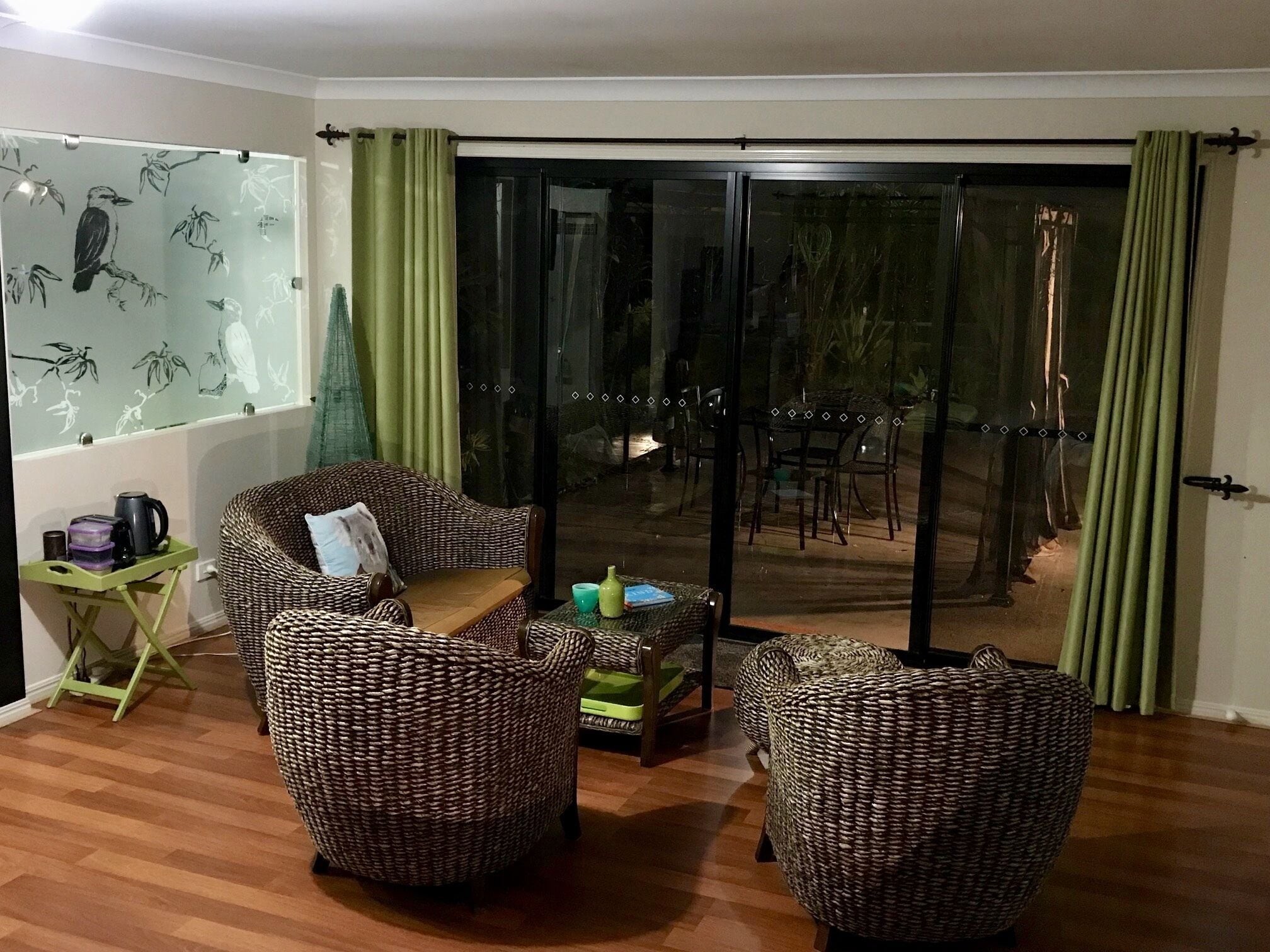 Forest Setting, Pool, Cabana, Large Bath, Netflix/foxtel/wifi, King Size Bed