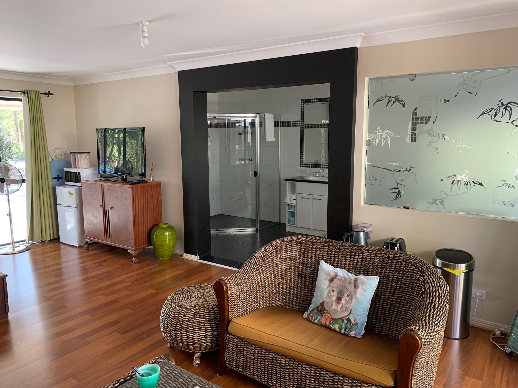 Forest Setting, Pool, Cabana, Large Bath, Netflix/foxtel/wifi, King Size Bed