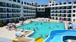 Piscine couverte, 2 piscines extérieures, parasols de plage