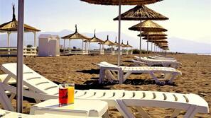 Plage privée à proximité, cabines gratuites, chaises longues, parasols