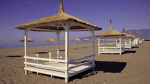 Plage privée à proximité, cabines gratuites, chaises longues, parasols