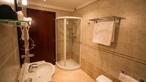 Baignoire relaxante profonde, articles de toilette gratuits