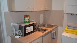 Großer Kühlschrank, Mikrowelle, Ofen, Herd