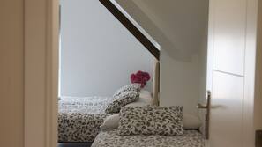 Cunas o camas infantiles gratuitas, wifi gratis, ropa de cama